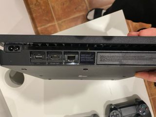 PS4 (PlayStation 4) Negra + 4 Mandos+3 juegos