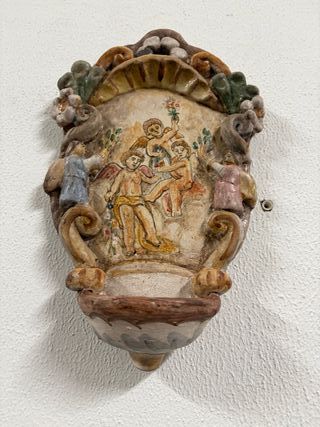 Acquasantiera con Madonna e Bambini