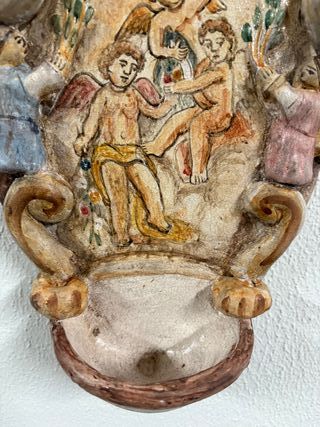 Acquasantiera con Madonna e Bambini