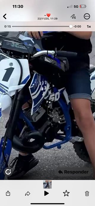 Moto de cross azul y blanca