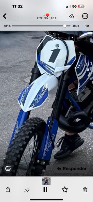 Moto de cross azul y blanca