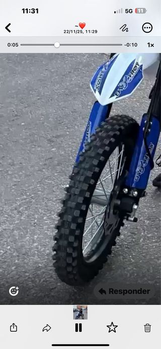 Moto de cross azul y blanca