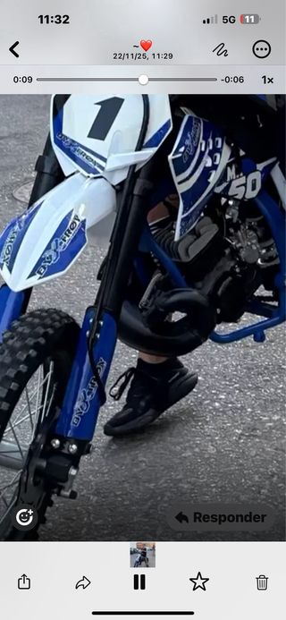 Moto de cross azul y blanca