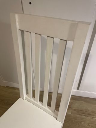 Silla de madera blanca estilo clásico