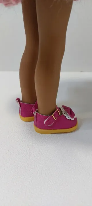 Zapatos de muñeca fucsia con lazo