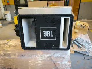 Subwoofer JBL y etapa de potencia
