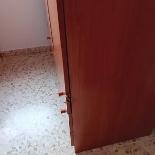 Armario de madera marrón