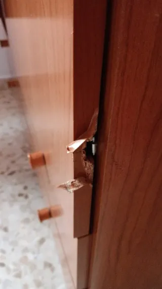 Armario de madera marrón