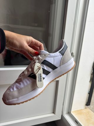 Adidas Zapatillas Deportivas Beige y Blancas