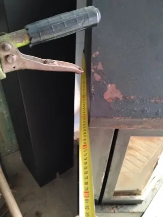 Chimenea de metal y puerta de  cristal