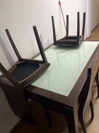Mesa de comedor con 4 sillas