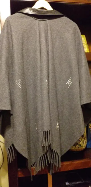 Poncho Les COOPLES PARIS estilo cazadora