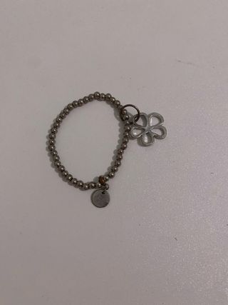 Pulsera plateada con flor y disco