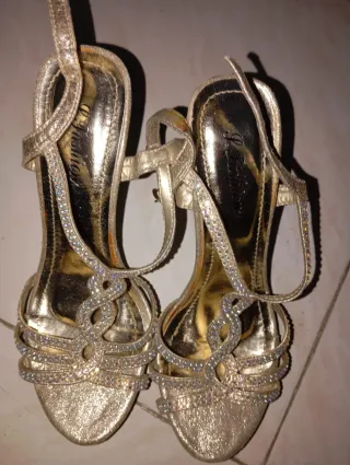 Zapatos de tacón dorados y plateados