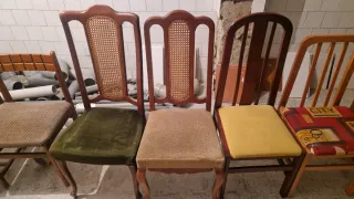 Sillas de madera marrón, verde,amarilla..