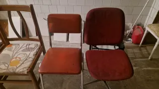 Sillas de madera marrón, verde,amarilla..