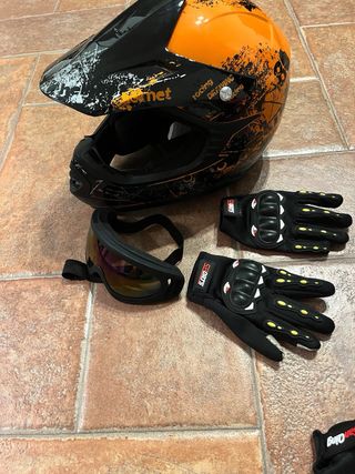 Dos Cascos moto infantil naranja y negro,