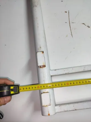 Mesa redonda de madera y hierro  robusta, elegante