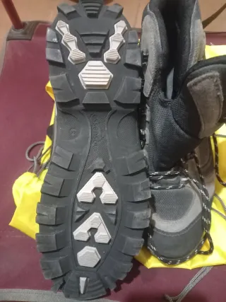 Botas de montaña Quechua grises y negras