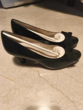 Zapatos de tacón negros con lazo