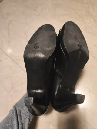 Zapatos de tacón negros con lazo