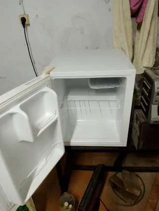 Nevera pequeña blanca