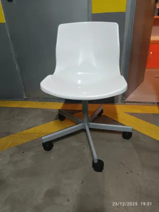 Escritorio y Silla Blanca
