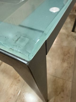Mesa de aluminio gris con cristal glaseado