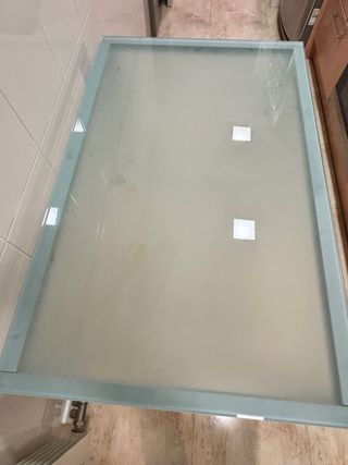 Mesa de aluminio gris con cristal glaseado