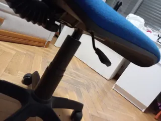 Silla de escritorio azul y negra