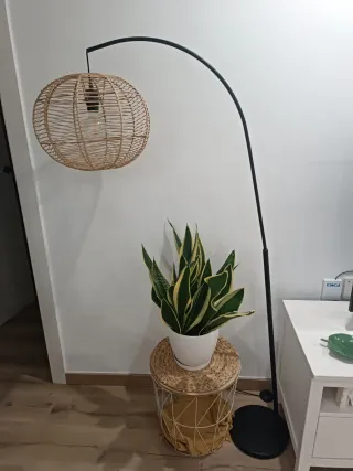Lámpara de pie natural ratán y metal con bombilla
