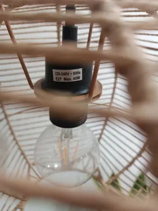 Lámpara de pie natural ratán y metal con bombilla