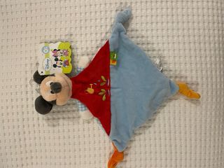 Faldón bebé pique azul con lazos. con etiqueta.