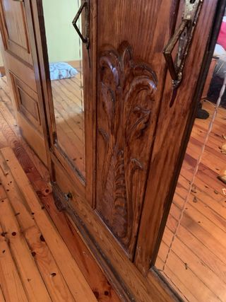 Armario antiguo de madera con espejos