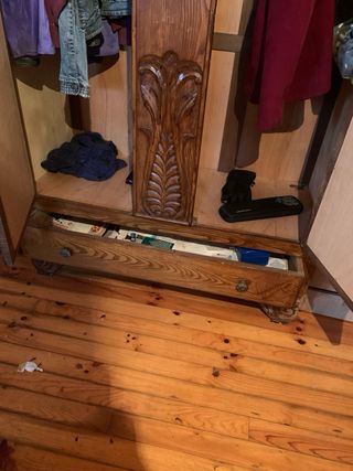 Armario antiguo de madera con espejos