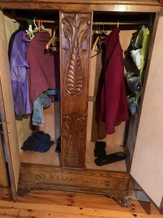 Armario antiguo de madera con espejos