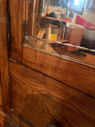 Armario antiguo de madera con espejos