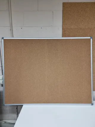 Tablero de corcho con marco de aluminio plateado