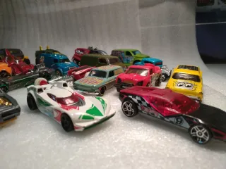 Lote 25 miniaturas Hot Wheels