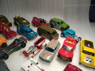 Lote 25 miniaturas Hot Wheels