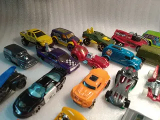 Lote 25 miniaturas Hot Wheels