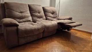 Sofá 3 plazas extensible muelles rotos.