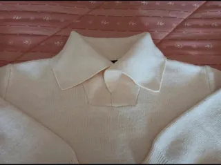 Jersey de punto con diseño de cuello pico.