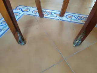 Mesita de noche antigua de madera y mármol