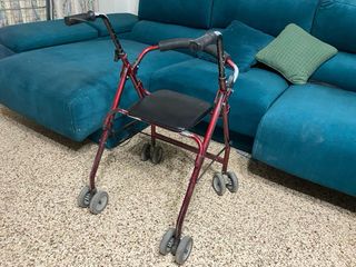 Andador con asiento y ruedas
