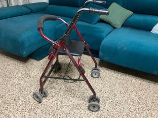 Andador con asiento y ruedas