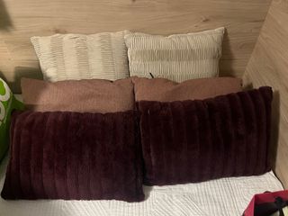 Juego 6 Cojines en tono Beige y burdeos para sofa