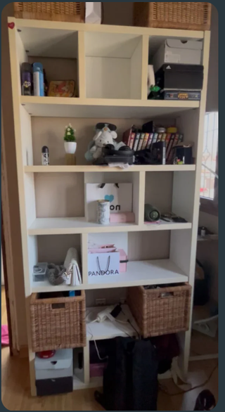 Estantería modular blanca con cestas mimbre