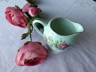 Lattiera in porcellana con fiori