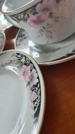 Juego de tazas de porcelana con borde dorado